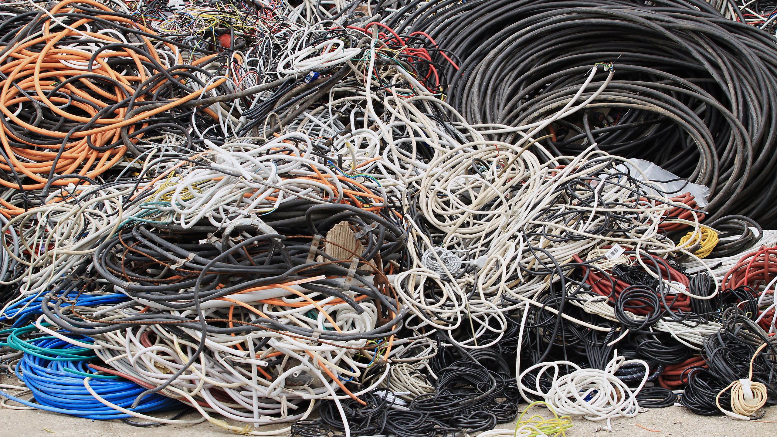 Ein großer Haufen Kabel symbolisiert Kabel-Recycling